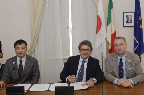 Sergio Bolzonello (Vicepresidente Regione FVG e assessore Attività produttive, Turismo e Cooperazione) e Zeno D'Agostino (Presidente Autorità sistema portuale Mare Adriatico Orientale) con un delegato della Prefettura giapponese di Shizuoca in occasione della firma di un protocollo di collaborazione tra gli scali di Trieste e Shimizu - Trieste 25/08/2017